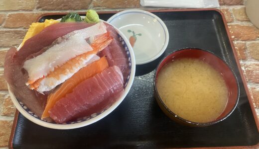 盛り過ぎな海鮮丼とデカ過ぎな鶏のから揚げ